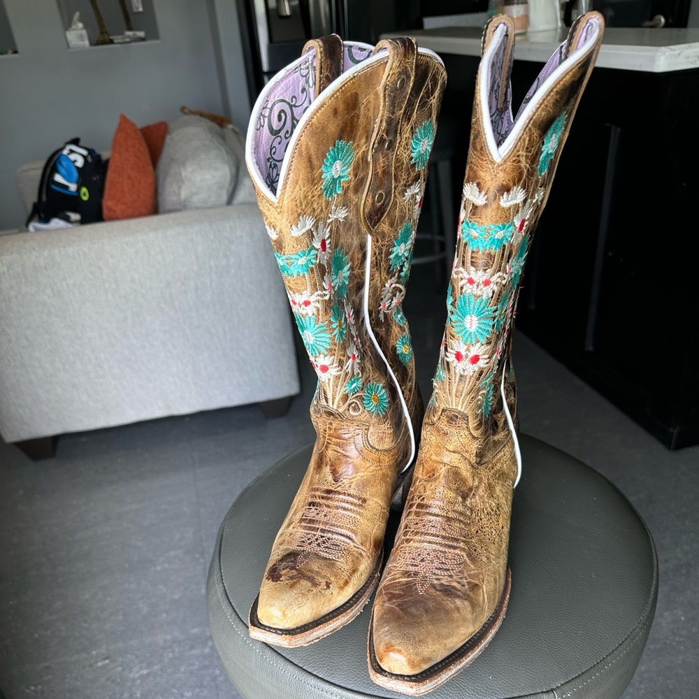 Women Brown Western boots!